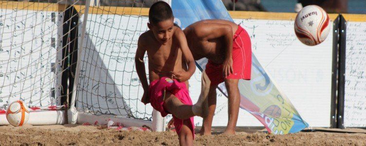Una nueva 'Batalla de Porteros' y el torneo de fútbol playa llevan el deporte a El Reducto