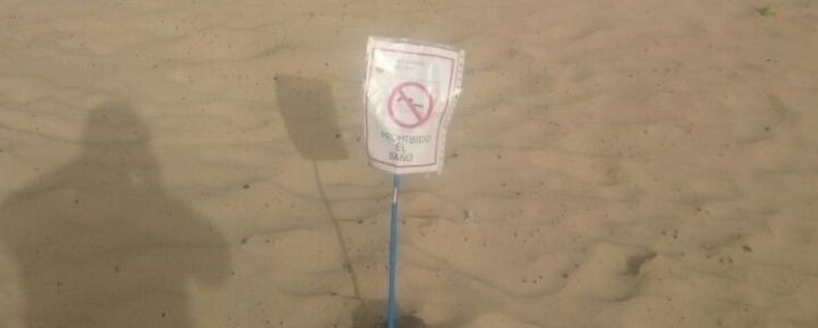 cartel prohibido el baño playa flamingo