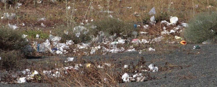 Denuncian la suciedad junto a la zona industrial de Argana: Es un basurero, es una vergüenza
