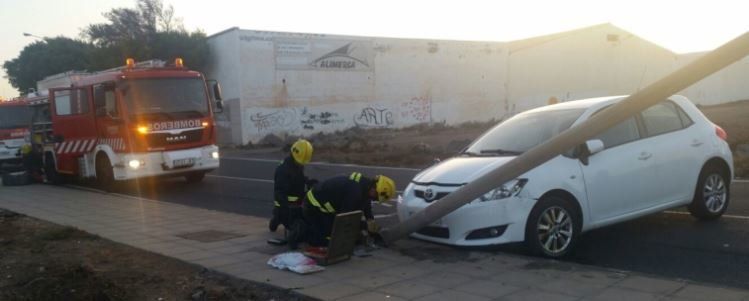 Un coche choca contra una farola tras salirse de la carretera en Maneje