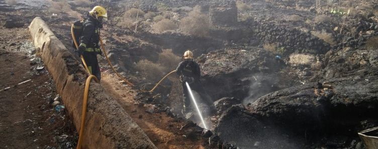 Arden varios enseres en un solar junto a una casa abandonada de Arrecife