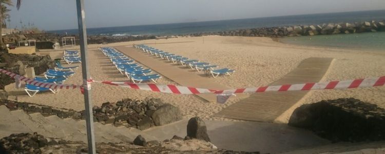 La contaminación disminuye en Playa Flamingo, pero sigue cerrada al baño