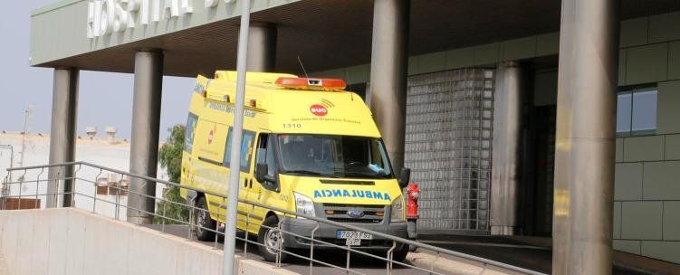 Una ambulancia, en Urgencias del Hospital Molina Orosa (Archivo)