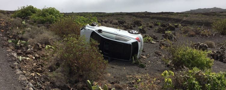 Dos jóvenes heridos tras salirse de la carretera y volcar con su coche cerca de Yé