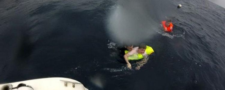 Angustioso rescate en el mar tras el hundimiento de un barco en Lanzarote