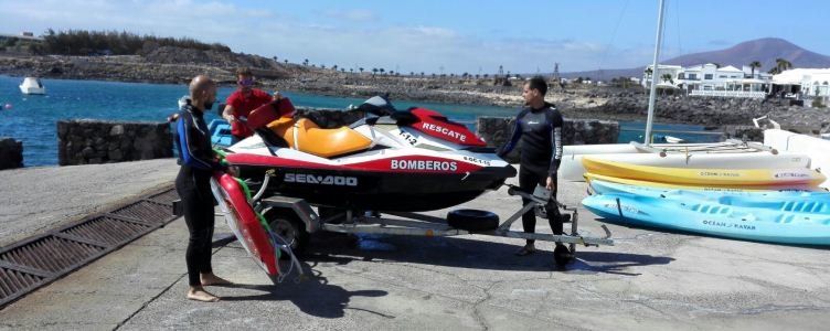 Rescatada una pareja que volcó en un kayak y quedó a la deriva frente a Papagayo
