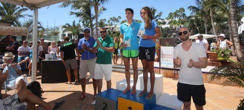 Sara González y Alejandro Candela, vencedores de la Travesía a nado Puerto del Carmen-Fariones