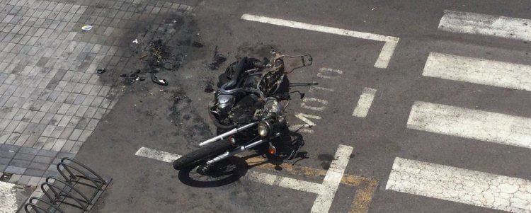 Una moto queda calcinada junto a la calle Mayor de Playa Honda