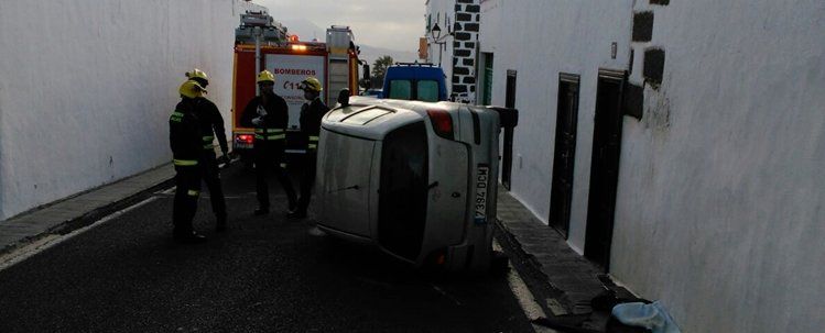 Herida una mujer tras volcar con su coche en el centro de La Villa de Teguise