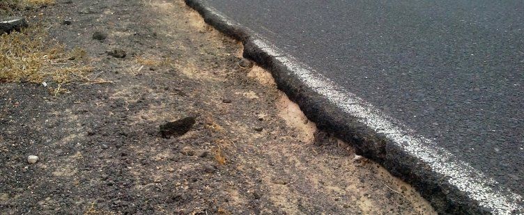Denuncian el estado de la carretera del Charco del Palo y el peligro de su escalón de asfalto