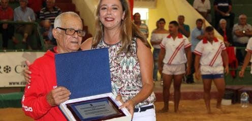 El terrero de lucha de San Bartolomé acogió un sentido homenaje a Emilio Elvira