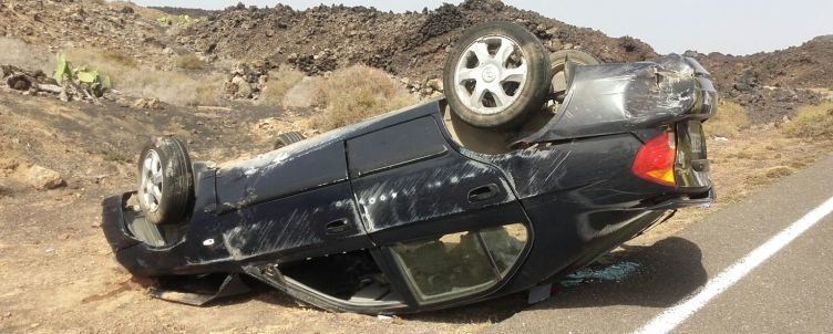 Una joven ingresa en el hospital en estado crítico tras volcar con el coche en Yaiza