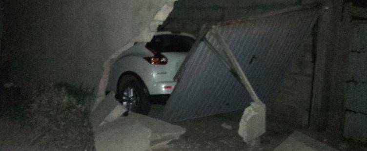 Un coche choca contra un garaje en Teguise y derriba parte de una pared
