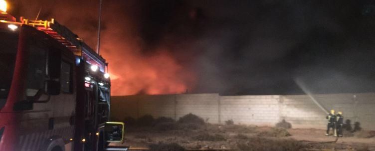 Los bomberos apagan el fuego en una recuperadora de coches de Argana Alta