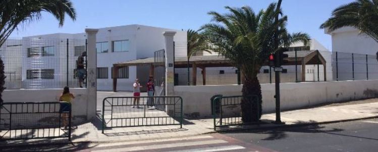 Arrecife destina 35.000 euros a reducir los muros de 3 colegios y eliminar su "imagen hermética"