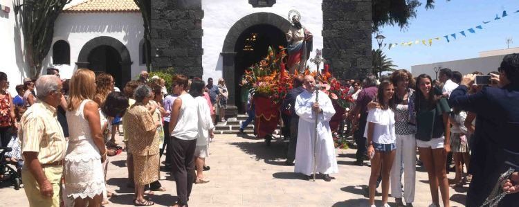 San Bartolomé despidió sus fiestas con procesión, carrozas y fuegos artificiales
