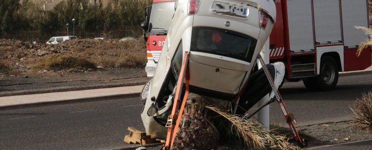 Una conductora, en estado crítico tras volcar y quedar atrapada en su coche en Costa Teguise