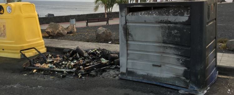 Los bomberos sofocan el incendio de dos contenedores en Puerto del Carmen