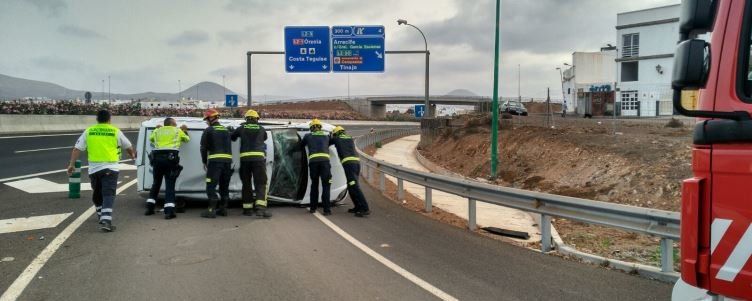 Vuelca con su vehículo en la circunvalación de Arrecife