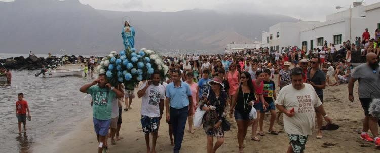 Caleta de Famara se vuelca en la procesión en honor al Sagrado Corazón de María
