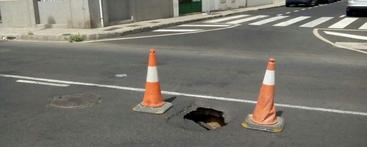Aparece un agujero en plena calzada en la calle Tenderete de Arrecife: "Se está hundiendo entera"