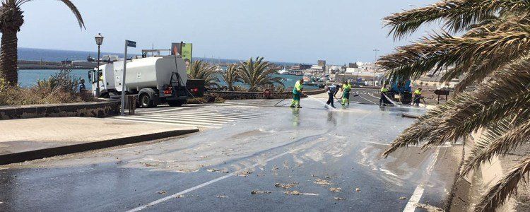 Un "vertido ilegal" de lodos inunda la calle frente al Castillo San de José en Arrecife