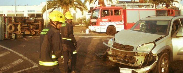 Un herido leve tras una colisión entre un camión y un coche junto a Puerto Naos