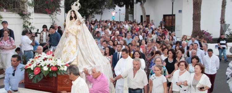 Yaiza salió en procesión para honrar a la Virgen de los Remedios en su Día Grande