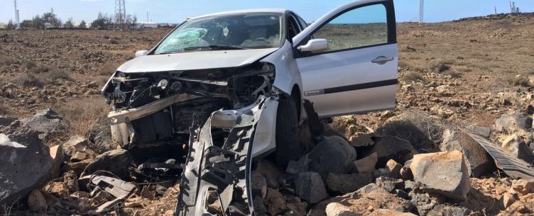 Un conductor resulta herido leve tras un aparatoso accidente en el acceso a Costa Teguise