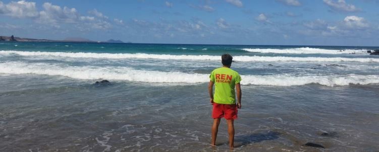 Rescatan en la playa de La Cantería a una joven que había sido arrastrada por la corriente