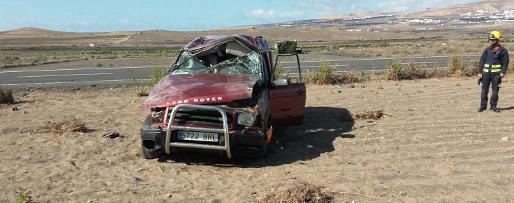Una mujer y una niña de 21 meses, heridas tras volcar con su vehículo cerca de Zonzamas
