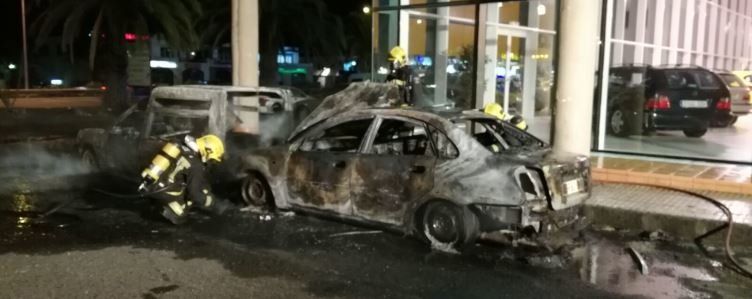 Arden dos coches en la zona industrial de Playa Honda