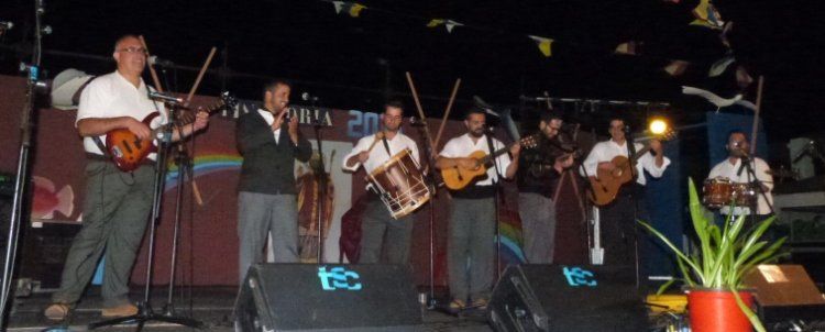 El barrio de Tinasoria despidió sus fiestas con gala, verbena del agua y fuegos artificiales