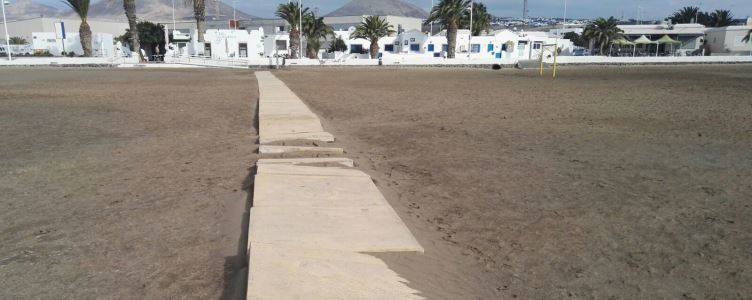 Una vecina critica que la playa de Guacimeta se encuentra sin acceso para minusválidos