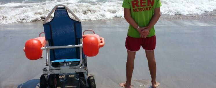 La playa de La Garita cuenta con una silla adaptada para personas con movilidad reducida