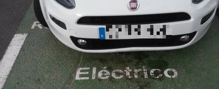 Denuncia que vehículos comunes ocupan las plazas para coches eléctricos sin ser sancionados