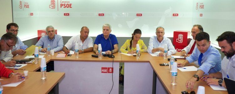 El PSOE da por "roto" el pacto en cascada con CC pero aplaza su salida del Gobierno canario