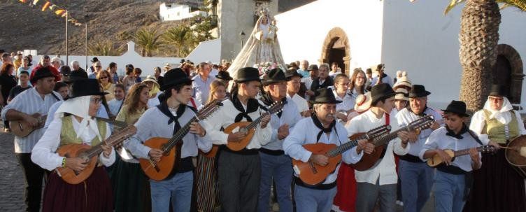 Decenas de vecinos de Femés salieron en romería en honor a la Virgen del Rosario