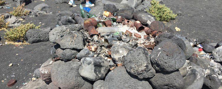 Denuncian la presencia de basura de hace "años" en una parte del Parque Nacional de Timanfaya