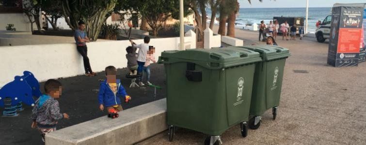 Cs critica la colocación de contenedores junto a un parque infantil de San Bartolomé