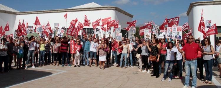La patronal "acepta" las peticiones sindicales mientras más de 100 personas protestan ante Asolan