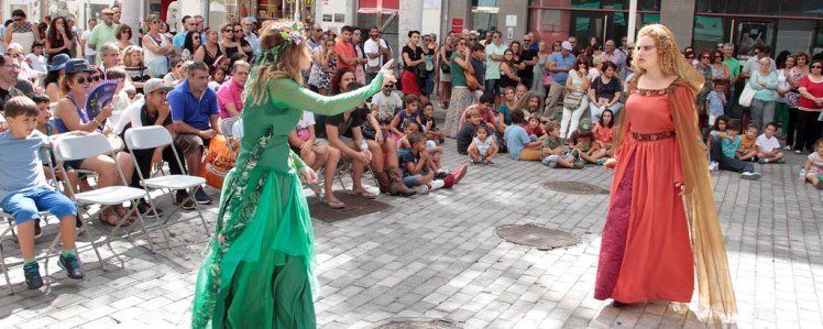 El centro de Arrecife se llenó de teatro con 'La leyenda de la isla quemada'