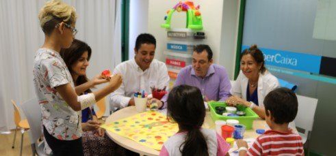 Un libro de juegos ayuda a los niños ingresados en el Hospital Molina Orosa