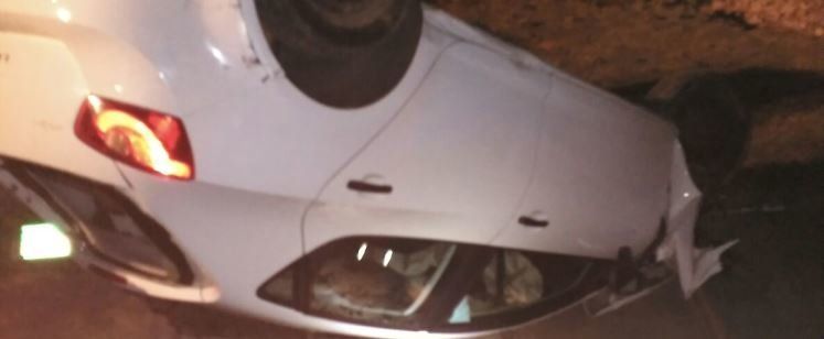 Herida leve tras volcar con su coche cerca de Yaiza