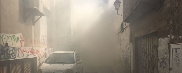 Los bomberos apagan el fuego en una casa abandonada en Arrecife