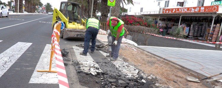El Ayuntamiento elimina barreras arquitectónicas de los pasos de peatones de Costa Teguise