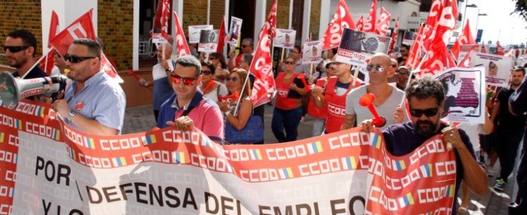 Decenas de trabajadores reclaman a la patronal del comercio el "desbloqueo" de la negociación