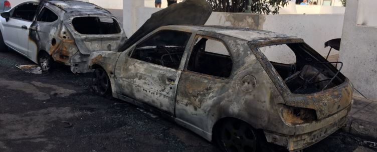 Arden dos vehículos en la calle Falúa de La Santa