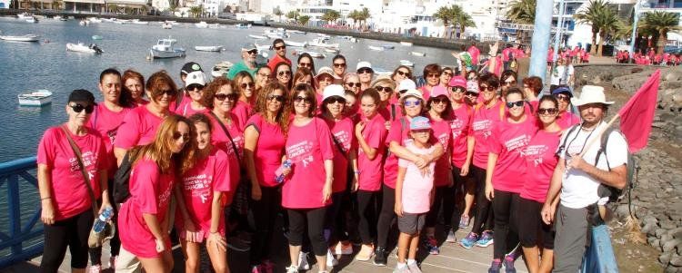 Arrecife se tiñe de rosa por el Día Mundial contra el cáncer de mama