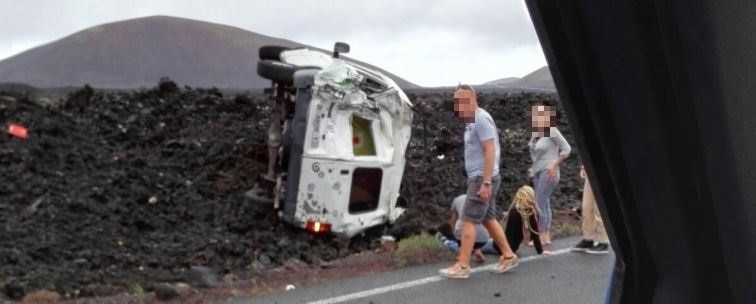 Un vehículo se sale de la carretera y queda volcado sobre la lava cerca de Tinguatón
